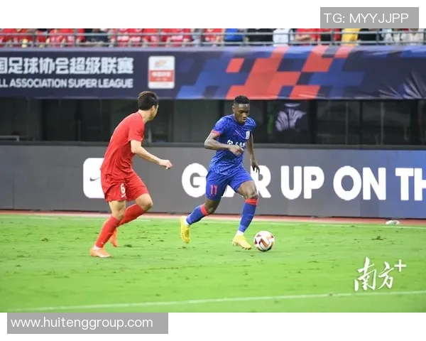 足球明星抵达保安机场引发球迷热烈追捧现场气氛火爆